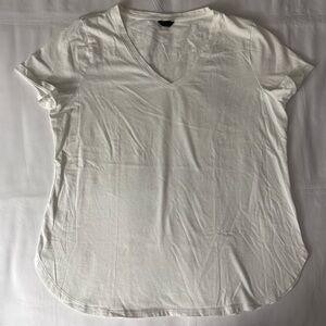 Ann Taylor White Short Sleeve V-Neck Rounded Bottom T-Shirt